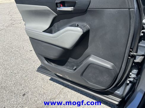 Used 2023 Toyota Highlander XLE image 17