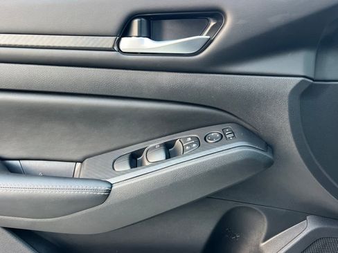 Used 2025 Nissan Altima 2.5 SV image 13