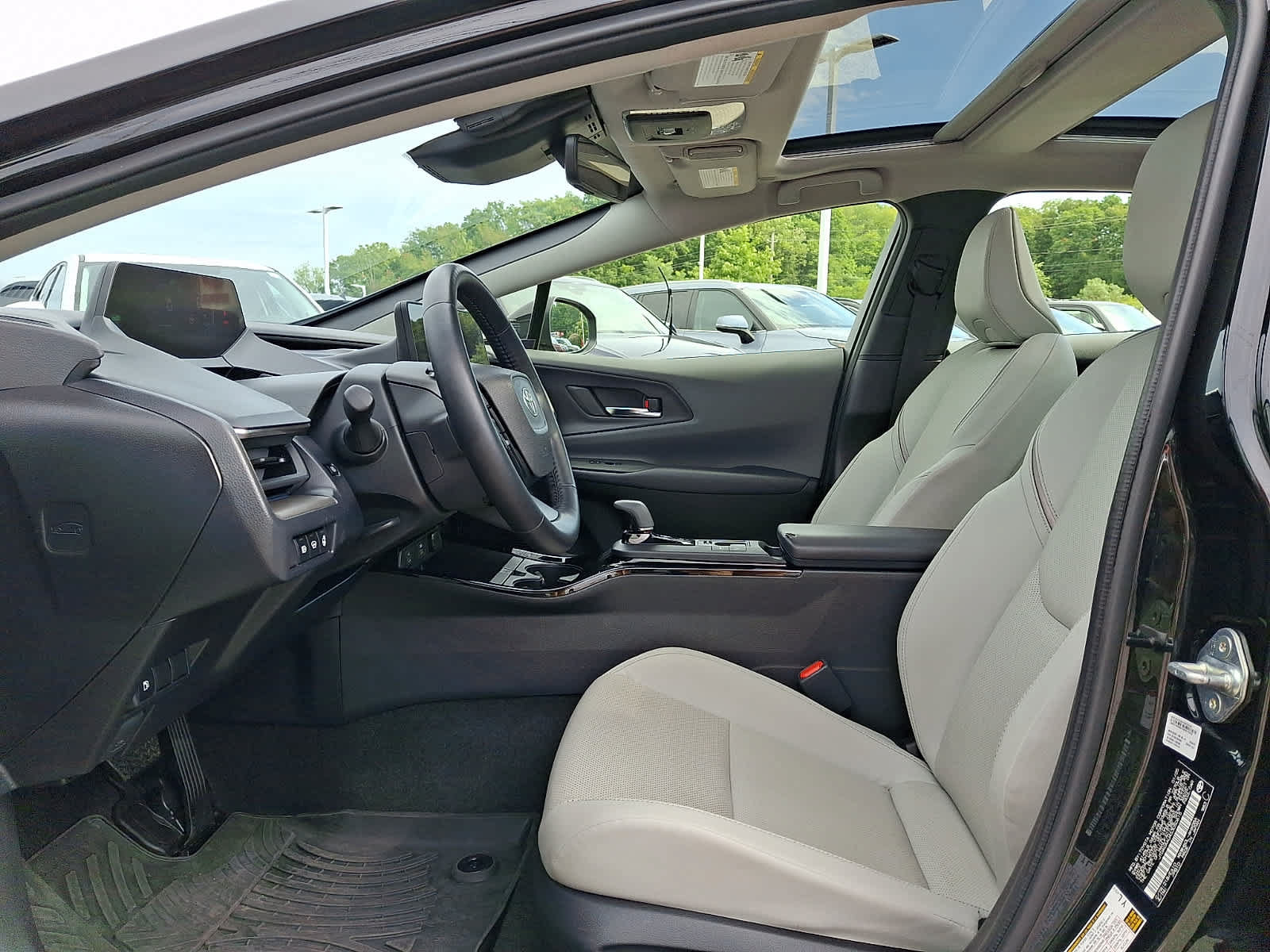 Certified 2025 Toyota Prius XLE FWD image 16