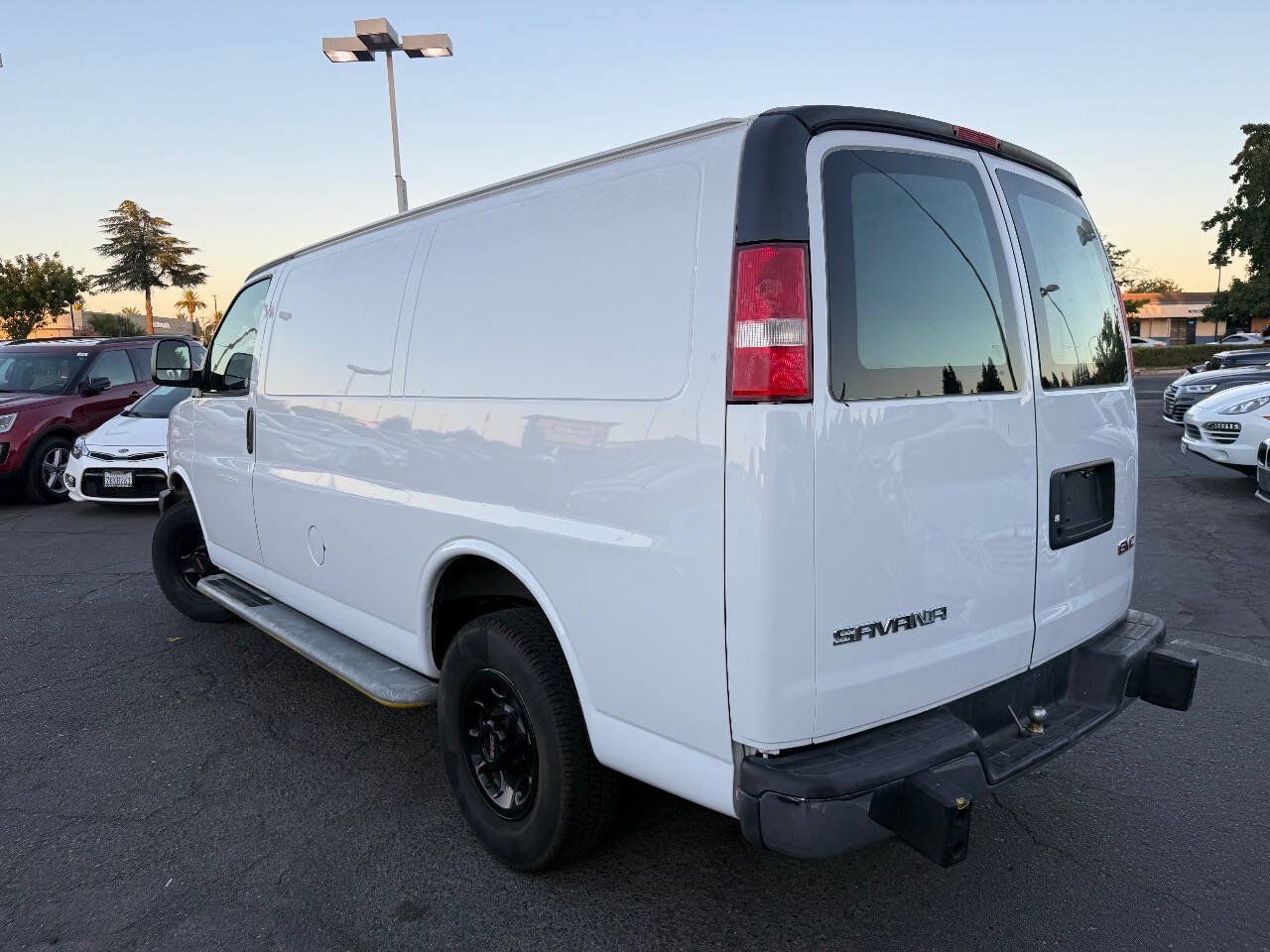 Used 2017 GMC Savana 2500 RWD image 5