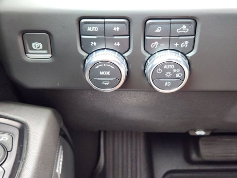 Used 2022 GMC Sierra 1500 AT4 w/ Sierra Safety Plus Package AWD/4WD image 18