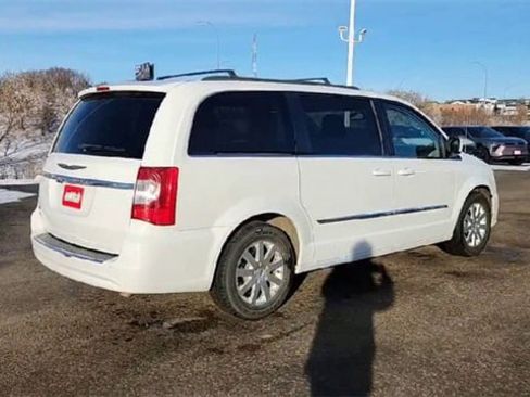 Used 2014 Chrysler Town & Country Touring image 8