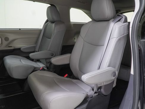 Used 2022 Toyota Sienna XLE AWD/4WD image 45