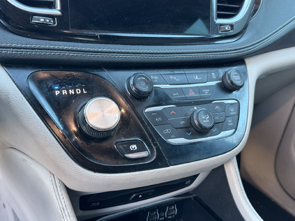 Used 2021 Chrysler Pacifica Limited w/ Uconnect Theater Family Group FWD image 13