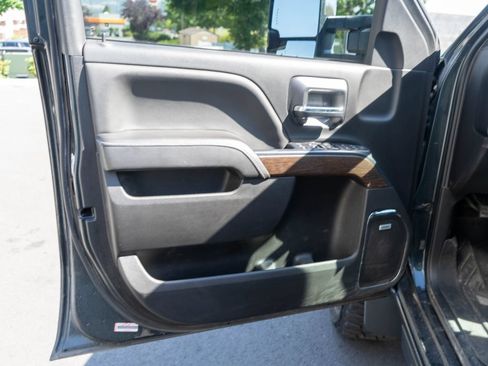 Used 2017 GMC Sierra 2500 Denali w/ Suspension Package, Off-Road AWD/4WD image 27