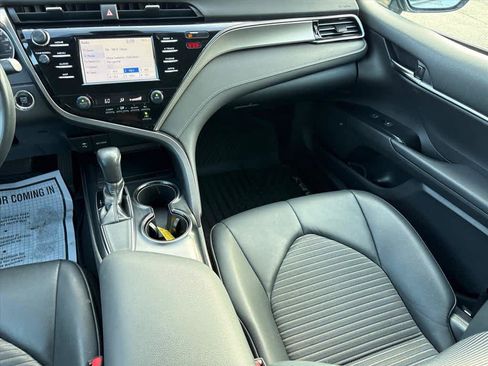 Used 2019 Toyota Camry SE w/ Convenience Package FWD image 5