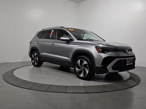 Used 2025 Volkswagen Taos SE w/ Panoramic Sunroof Package AWD/4WD image 9