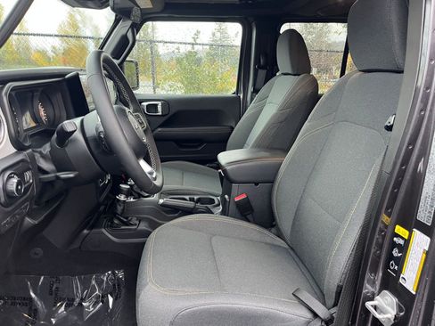 Used 2025 Jeep Wrangler Sahara image 35