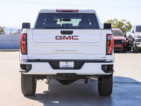 Used 2025 GMC Sierra 2500 AT4 image 9