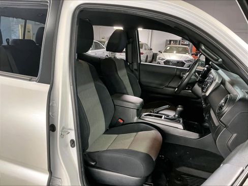 Used 2022 Toyota Tacoma TRD Sport w/ Technology Package AWD/4WD image 9