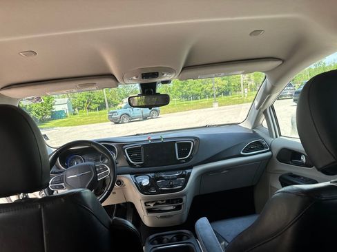Used 2017 Chrysler Pacifica Touring-L w/ Tire & Wheel Group FWD image 11