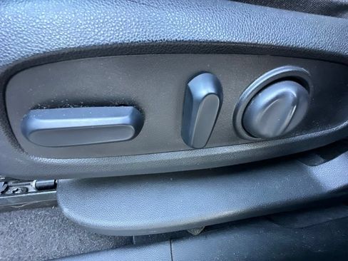 Used 2019 Chevrolet Equinox LT FWD image 18
