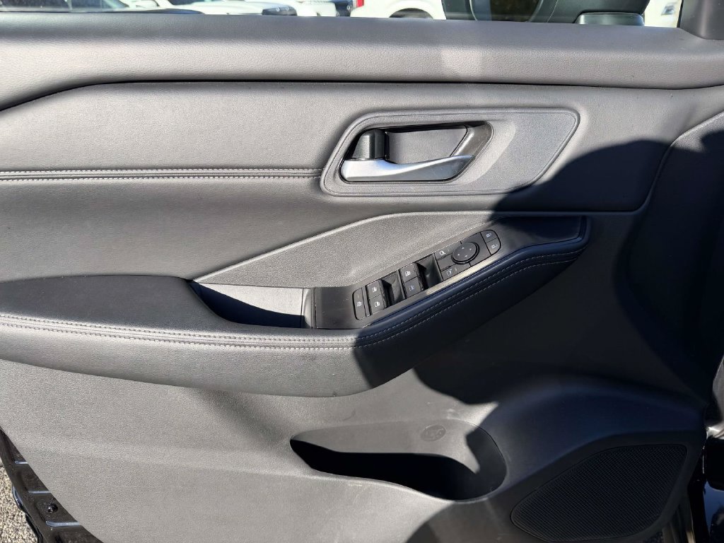 Used 2026 Nissan Rogue Dark Armor AWD/4WD image 17