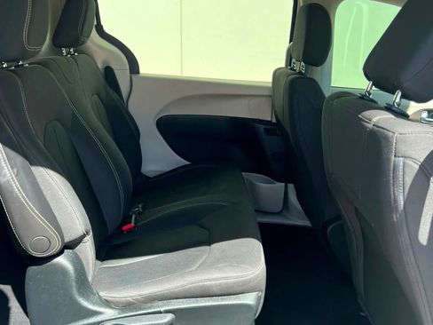 Used 2020 Chrysler Voyager L FWD image 37