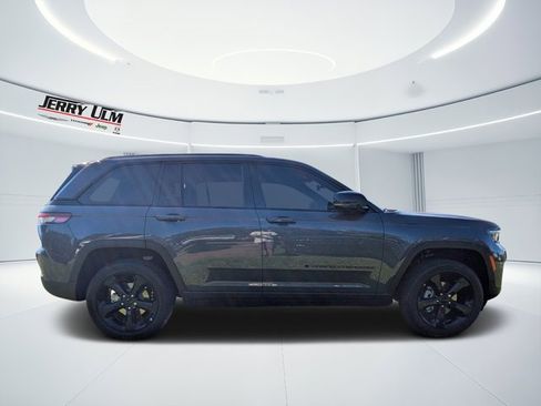 New 2025 Jeep Grand Cherokee Altitude image 2
