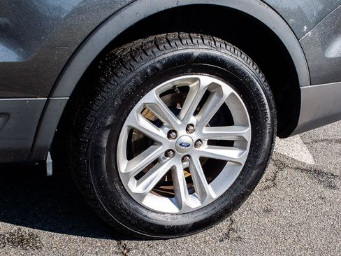 Used 2017 Ford Explorer XLT w/ Equipment Group 201A image 6