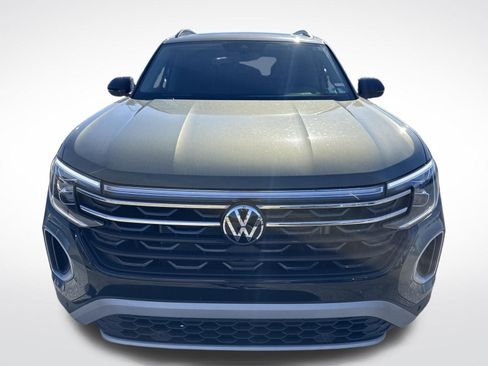 Certified 2025 Volkswagen Atlas Peak Edition SE image 9