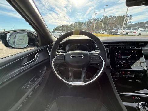 New 2025 Jeep Grand Cherokee Altitude image 14