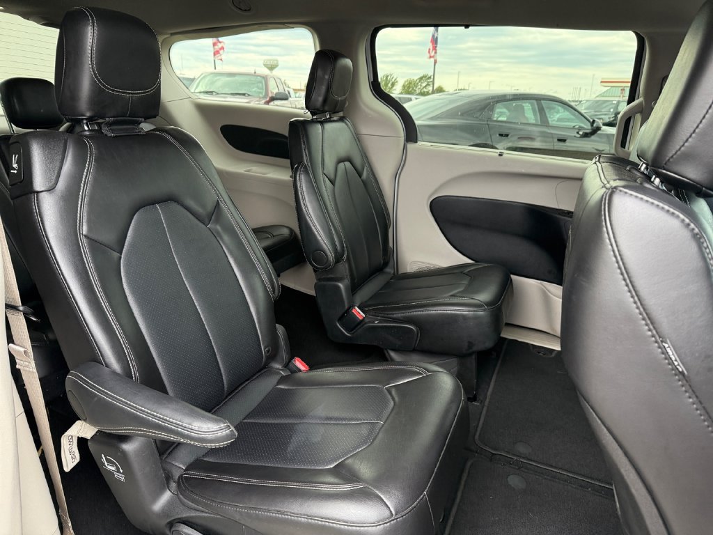 Used 2024 Chrysler Pacifica Touring-L FWD image 39