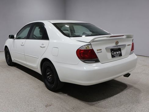 Used 2005 Toyota Camry LE FWD image 4