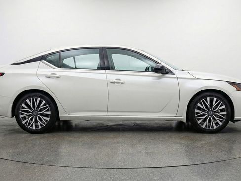 Used 2025 Nissan Altima 2.5 SV FWD image 11