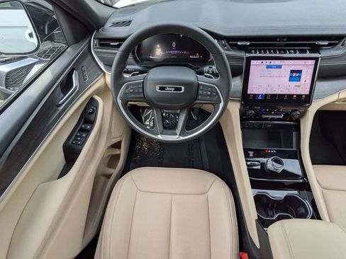 Used 2023 Jeep Grand Cherokee Limited w/ Luxury Tech Group II AWD/4WD image 17