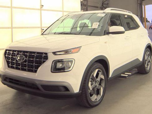 Used 2024 Hyundai Venue SEL image 1