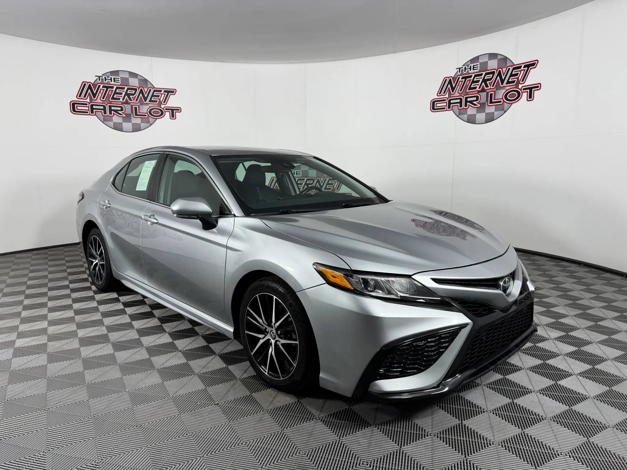 Used 2023 Toyota Camry SE FWD image 9