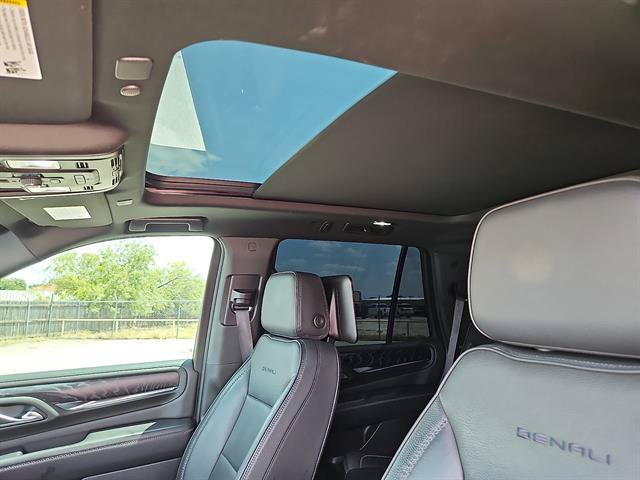 Used 2023 GMC Yukon Denali w/ Denali Reserve Package RWD image 13