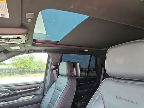 Used 2023 GMC Yukon Denali w/ Denali Reserve Package RWD image 13