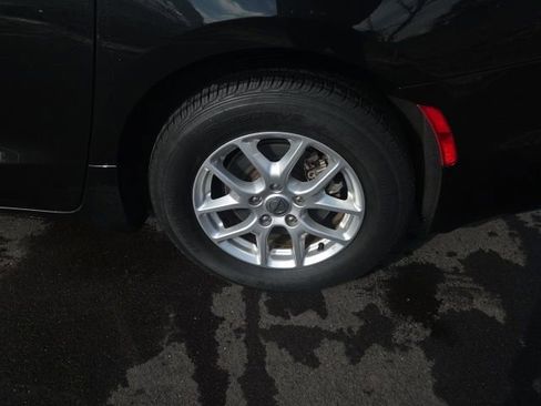 Used 2023 Chrysler Pacifica Touring-L image 14