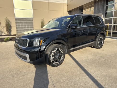Used 2023 Kia Telluride EX w/ EX Captain's Chair Package image 25