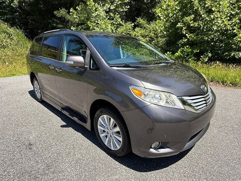 Used 2013 Toyota Sienna Limited w/ Premium Pkg FWD image 4