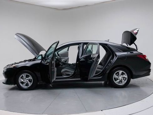 Used 2023 Hyundai Elantra SE image 18