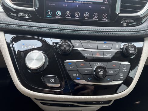 Used 2019 Chrysler Pacifica Limited w/ Advanced Safetytec Group FWD image 17