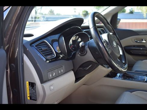 Used 2016 Kia Sedona SX image 15