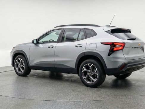 Used 2025 Chevrolet Trax LT FWD image 6