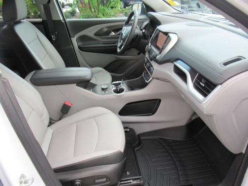Used 2023 GMC Terrain SLT w/ Infotainment Package II FWD image 10