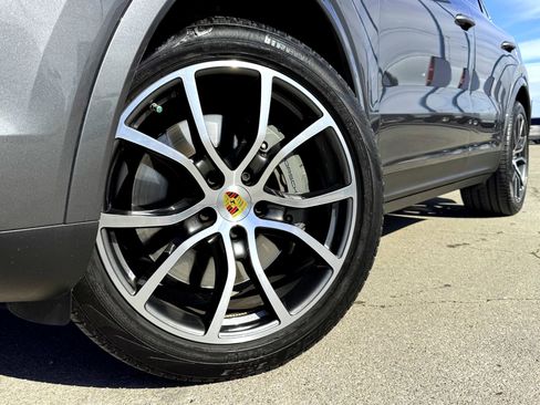 Used 2021 Porsche Cayenne S image 2