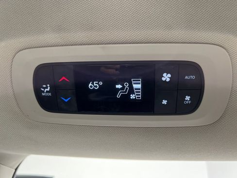 Used 2021 Chrysler Pacifica Touring-L FWD image 34