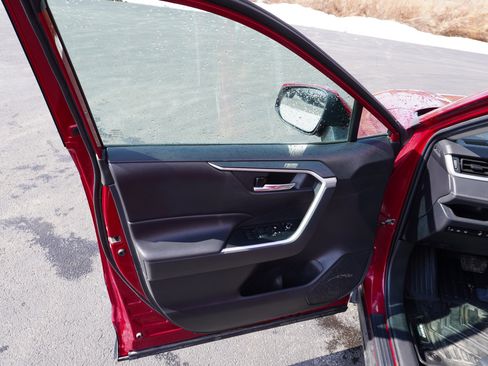 Certified 2021 Toyota RAV4 XLE w/ Convenience Package image 17