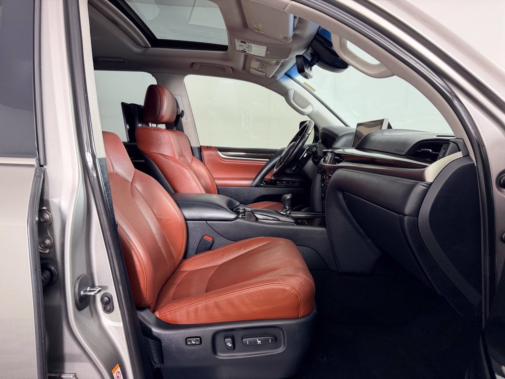 Used 2019 Lexus LX 570 4WD w/ Luxury Package image 28