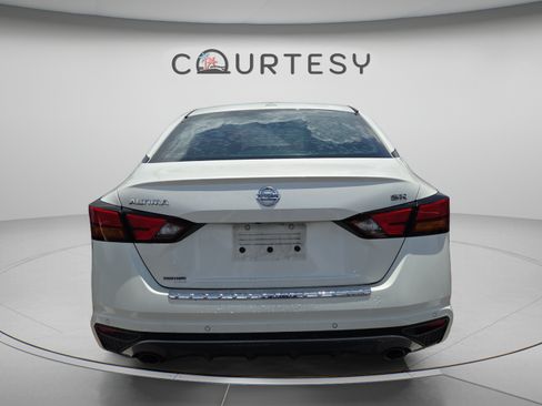 Used 2020 Nissan Altima 2.5 SR FWD image 2