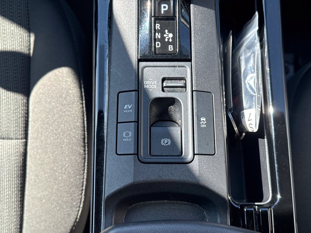 Certified 2023 Toyota Prius LE FWD image 27