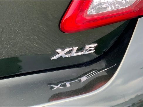 Used 2011 Toyota Camry XLE w/ XLE Extra-Value Pkg #1 FWD image 9