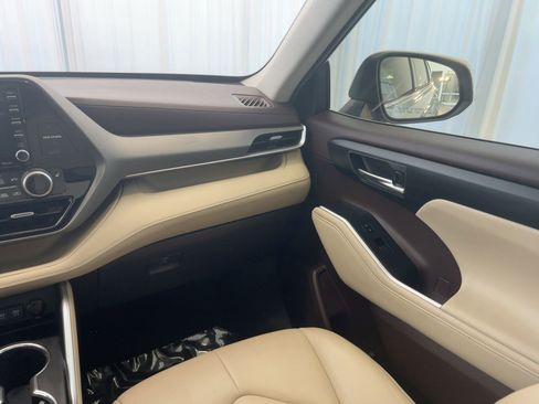 Used 2020 Toyota Highlander XLE image 27