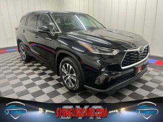 Used 2021 Toyota Highlander XLE AWD/4WD video 1