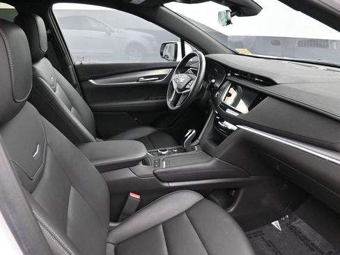 Certified 2023 Cadillac XT5 Luxury image 2