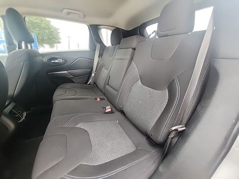 Used 2019 Jeep Cherokee Latitude w/ Popular Appearance Group AWD/4WD image 11