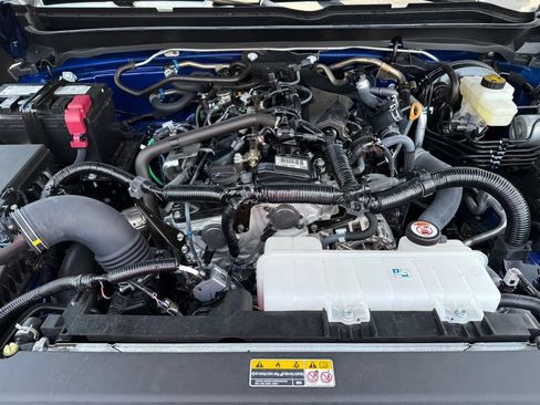Certified 2025 Toyota Tacoma SR5 AWD/4WD image 10